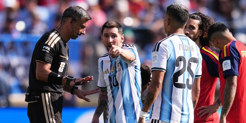La nuova idea della Uefa è "Clear Line": aiuti per gli arbitri e Var, ecco come funziona