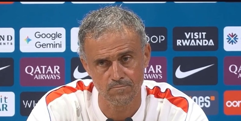 Luis Enrique è sempre lo stesso: gli chiedono della formazione e lui cita... la moglie