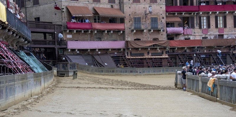 Rinviato per maltempo il Palio di Siena: pioggia e fulmini sulla Toscana