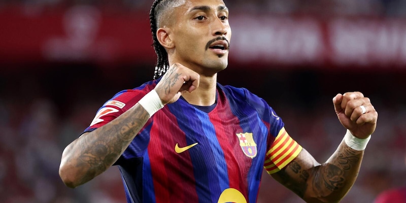 Raphinha non si ferma pi&ugrave;: tripletta a Siviglia e Bar&ccedil;a a punteggio pieno