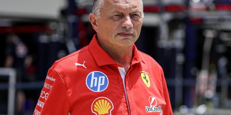 Vasseur fa muro in Ferrari con Leclerc e Hamilton: &ldquo;Non sono loro a difendere me, ma&hellip;&rdquo;