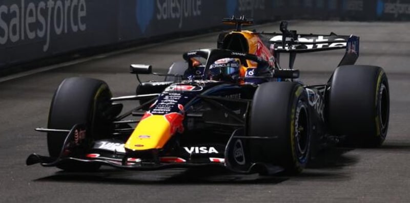 Verstappen vola a Singapore: si prende la pole Sprint davanti a Russell e Leclerc. Sesto Hamilton davanti ad Antonelli