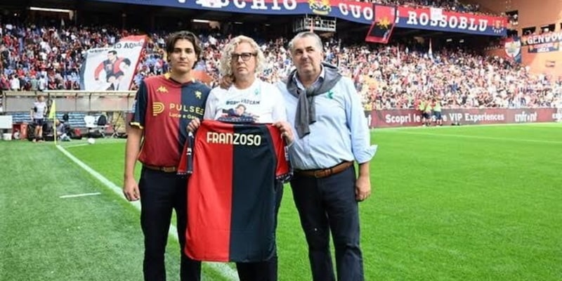 La famiglia dello sciatore Matteo Franzoso esaudisce il suo sogno: va in campo a Marassi e commuove tutto il Genoa