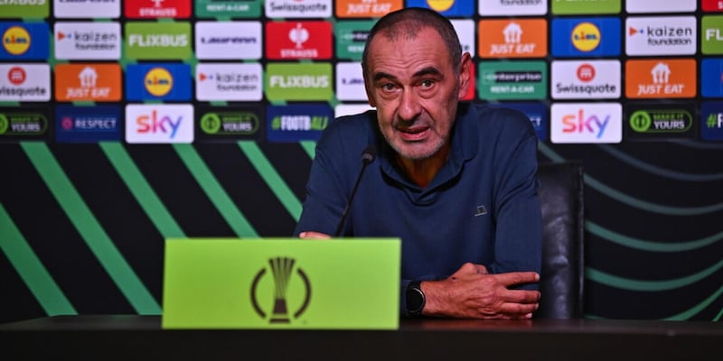 Sarri: "La penso come le curve, questo calcio non mi fa impazzire". Poi esalta David Luiz: "Affezionato a lui"
