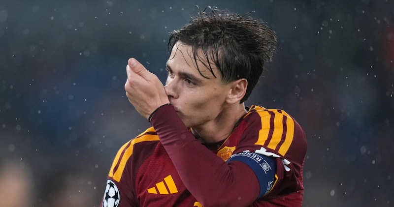 La favola di Pisilli: gol sotto la Sud davanti a Totti alla prima da capitano. E quel gesto di Malen che emoziona…