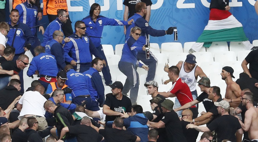Euro 2016 Islanda Ungheria Poliziotte Coraggiose Affrontano Gli Hooligan