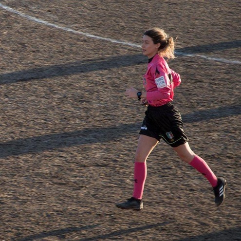 Si abbassa i pantaloncini davanti all'arbitro donna: choc a Mestre