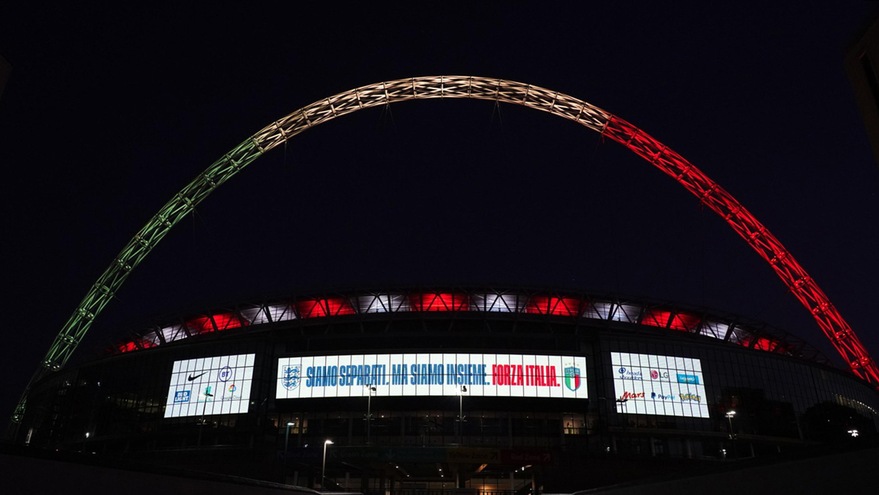Coronavirus, Wembley illuminato con il tricolore dell'Italia