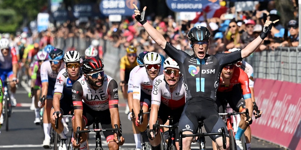 Giro d'Italia 2022, trionfo Italia: Dainese vince l'11ª tappa! Lopez sempre maglia  rosa